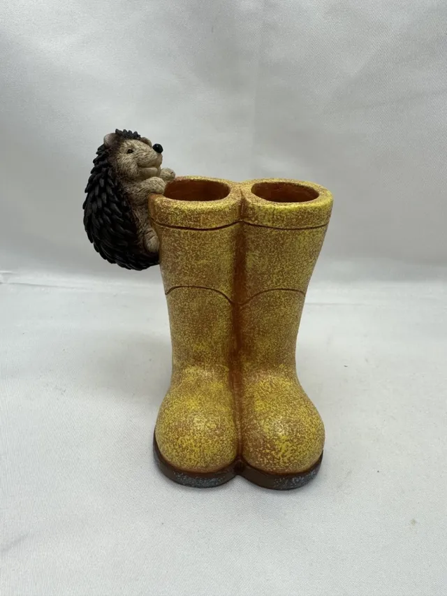 Impuls Polyresin (tuin)dier op okerkleurige laarzen - Egel - oker+ bruin - Hoogte 11 x 10 x 8 cm - Woonaccessoires - Tuinaccessoires - Tuindecoratie Oker - egel