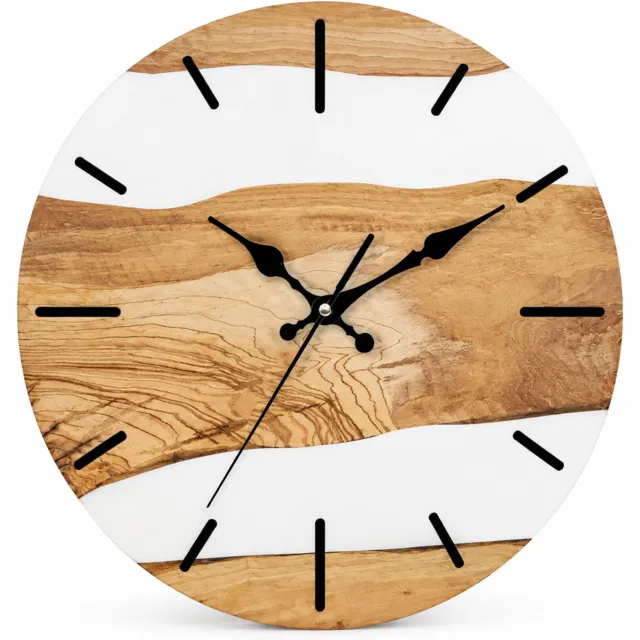 SWGOTA Ronde stalen wandklok 30 cm met houtnerfmotief, witte banen, zwarte wijzers en streepmarkeringen Bruin