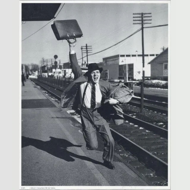Catch Projecten Mini zwart-wit poster - Man Chasing Train - H. Armstrong Roberts - 24x30 cm