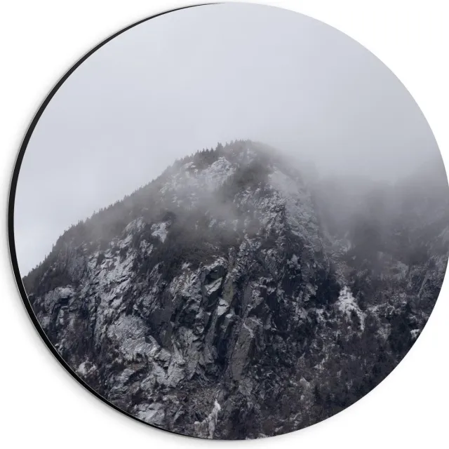 KuijsFotoprint Dibond Wandcirkel - Berg met Mist (zwart/wit) - 20x20cm Foto op Aluminium Wandcirkel (met ophangsysteem)