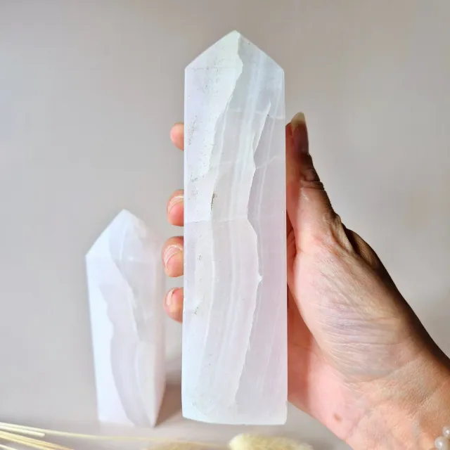 Moonlight Gemstones Edelsteen Pink Calcite toren (UV-reactief) – zelfliefde, zachtheid & energetische bescherming Meerkleurig