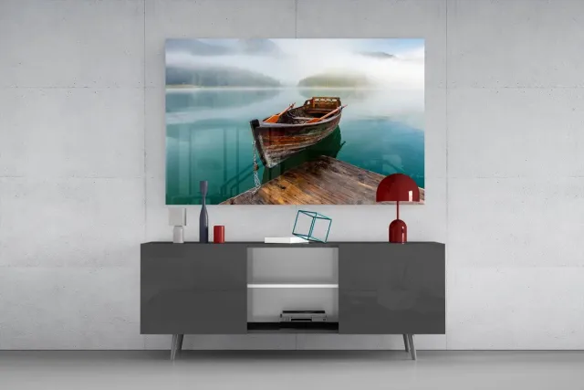 Insigne Art Glasschilderij Rustgevende Boot op Bergmeer – Luxe Wanddecoratie van Gehard Glas – Premium Natuur Landschap 90 x 60 cm Kleurrijk
