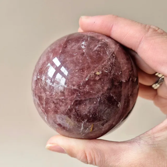 Moonlight Gemstones Kristallen Bol Strawberry Quartz 70mm Edelsteen Crystal Sphere 462gr Meerkleurig
