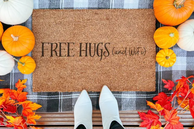 Laser Point Free Hugs And WiFi | 90x60 cm | Nieuwe huis cadeau | Ingangsmat | Deurmat met stijl | Verhuizing cadeau | Praktisch & trendy | Perfect voor binnenkomst | Cadeau voor nieuwe woning bruin | zwart (gravering 90x60)
