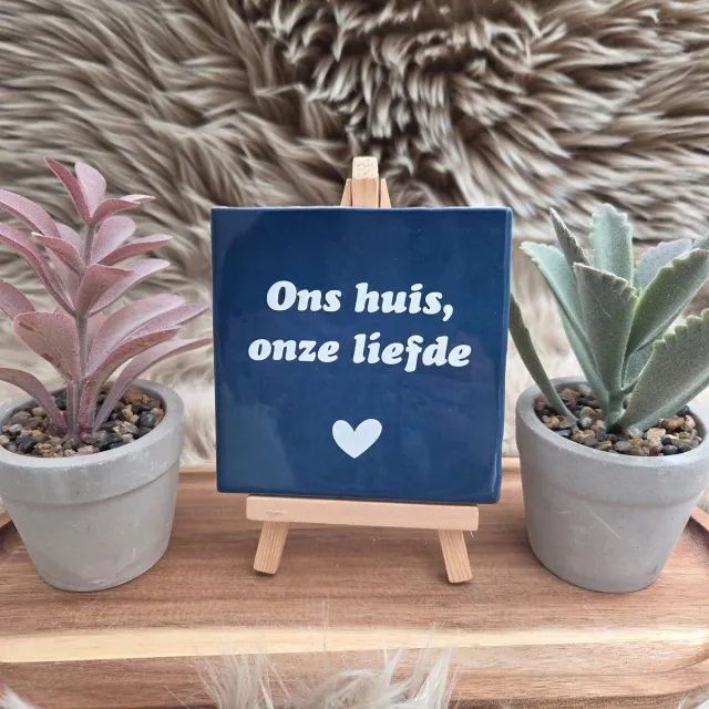 CreaCraft Robuust wenstegeltje “Ons Huis, Onze Liefde” – Liefde Cadeau – Woondecoratie – Relatie – Trendy nu – Valentijn – Handmade – Housewarming – Vriendschap – Decoratief Tegeltje met Standaard – Cadeau Idee Donkerblauw/Wit