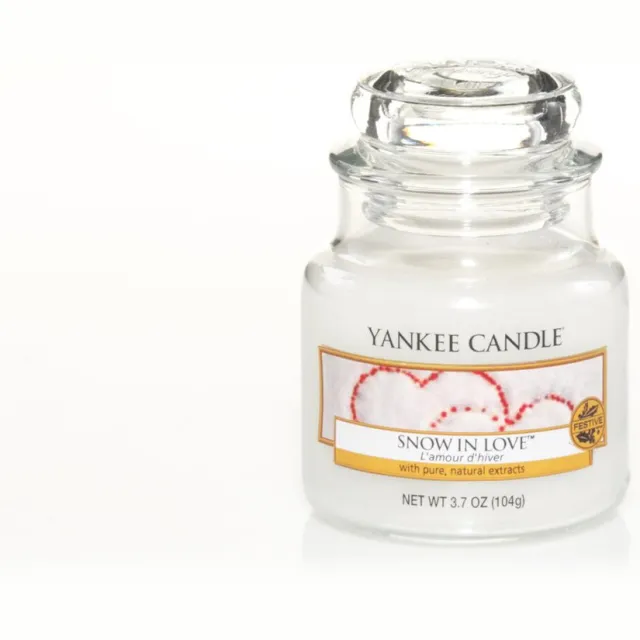 Yankee Candle Snow In Love Classic Medium Geurkaars - 90 branduren Wit