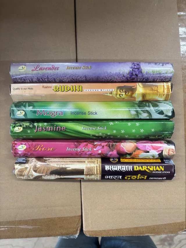 Rashmi Wierook set van 6 geuren - Wierook - Lavendel, budha, mogra, Jasmijn, Roos, Bharath Darshan Neutraal