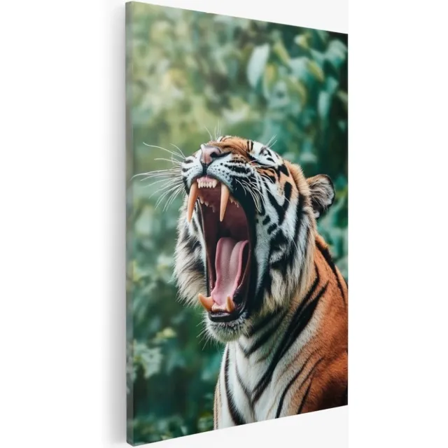 Saammp Canvas Schilderij - Brullende tijger in de jungle - Natuur - Dieren - 100x150 - Foto op canvas - Wanddecoratie - Muurdecoratie Woonkamer - Slaapkamer decoratie - Canvas Print Multicolor