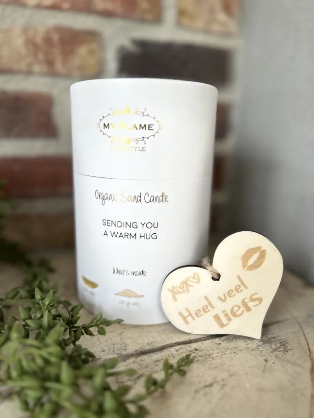 Creaties van hier Giftbox 'Sending you a warm hug' met Kaarsenzand en Houten Hartje - Kaars