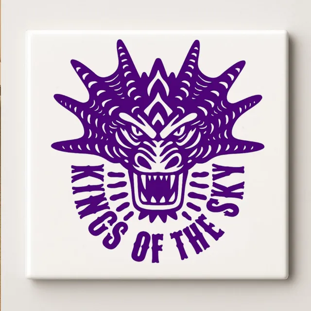 Nevolis Kings of the Sky Keramische Tegel 15x15 cm – Stoer Paarse Draak Ontwerp – Mythische Fantasie Wanddecoratie & Uniek Cadeau voor Draakliefhebbers Multi Color