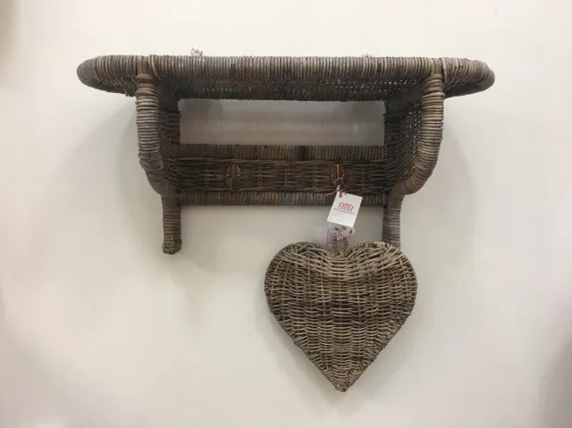 Decoshoppen.nl Rieten Kapstok H2 - 2 Haken & Legplank - 60x20x28cm - Naturel Riet - Kapstok - Landelijke Stijl -Decoshoppen - Rieten - kapstok natuurtint