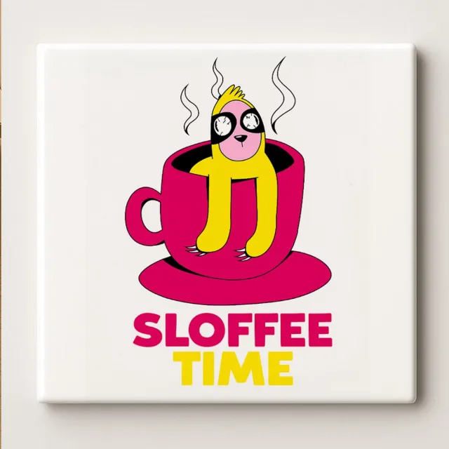 Nevolis Grappige Luiaard Koffie Tegel “Sloffee Time” – 15x15 cm Keramische Muurtegel – Schattig Cadeau voor Koffieliefhebbers, Ontspannen Keuken of Kantoordecoratie Multi Color