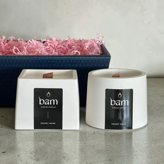 Bam Geschenkmand met 2 Snowy Musk Geurkaarsen van Zonnebloemwas – Luxe Cadeauset – 30 Branduren – Handgemaakt - houten wiek wit