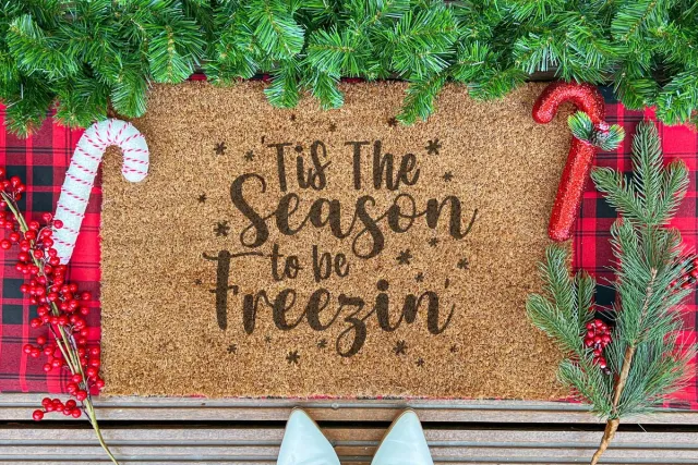 Laser Point Freezin Season Funny | 90x60 cm | Nieuwe huis cadeau | Ingangsmat | Deurmat met stijl | Verhuizing cadeau | Praktisch & trendy | Perfect voor binnenkomst | Cadeau voor nieuwe woning Bruin | Zwart (Gravering 90x60)