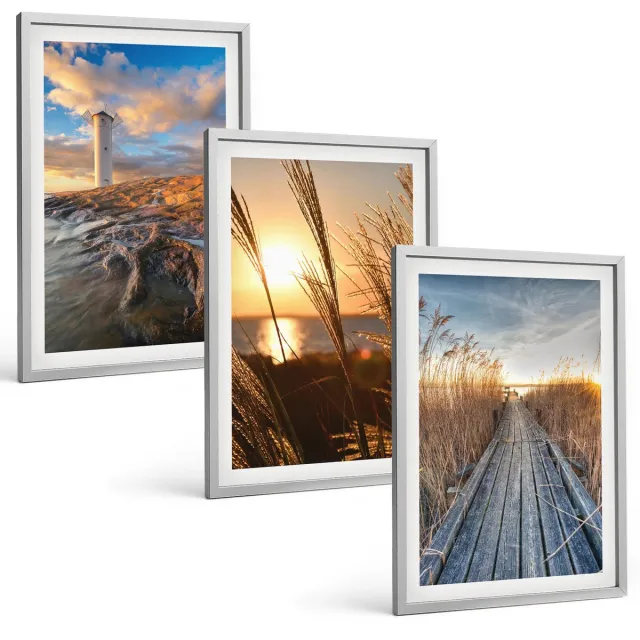 Coloray 3-Delige Schilderij Set - Uitzicht Op De Vuurtoren Over De Zee, Het Gras En Een Houten Pier. - 40 x 60 cm - Moderne Wanddecoratie - Woonkamer Zilveren lijst