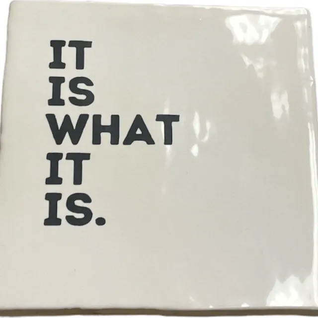 Bij ons onder de panne Hippe tegeltje met tekst: It is what it is | Wit met zwart | Gepersonaliseerde cadeau | Hippe Spreuktegel | Nieuwe woning cadeau | Housewarming cadeau