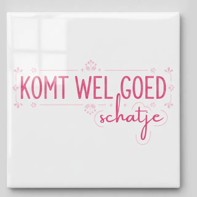 Nevolis Inspirerende 15×15 cm Keramische Tegel – “Komt Wel Goed Schatje” Roze Bloemen Nederlandse Quote Wanddecoratie Multi Color