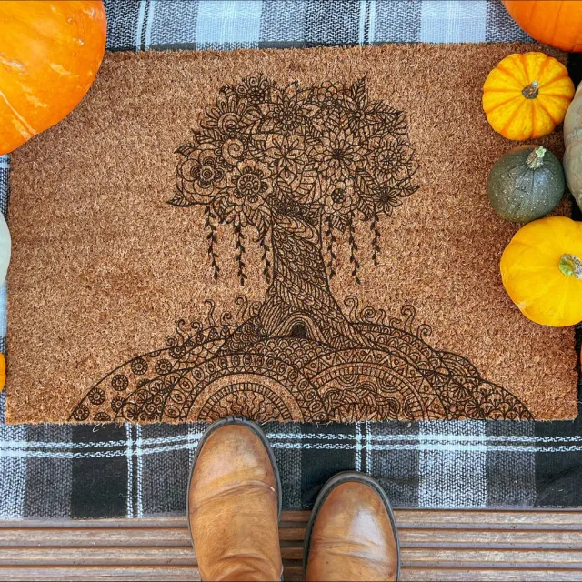 Laser Point Tree of Life | 90x60 cm | Nieuwe huis cadeau | Ingangsmat | Deurmat met stijl | Verhuizing cadeau | Praktisch & trendy | Perfect voor binnenkomst | Cadeau voor nieuwe woning Bruin | Zwart (Gravering 90x60)