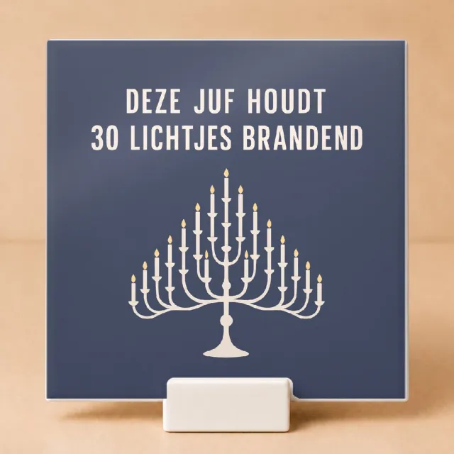 Bedruk King Stijlvolle Moderne Typografische Tegel 'Deze juf houdt 30 lichtjes brandend' – Inspirerende Wanddecoratie voor Leraren - 11 x 11 cm met houder Wit