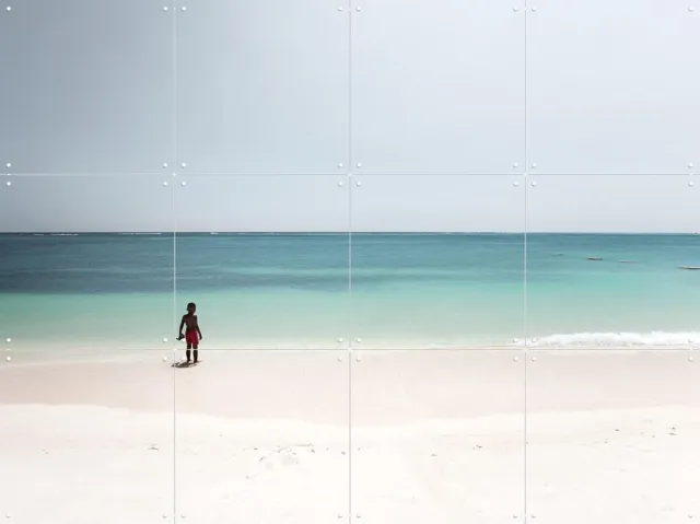 IXXI Tropical Silence Alone In Paradise, Claire Droppert - 80 x 60 cm - Grote wanddecoratie en posters - Realisme, Fotografie, Gang, Strandhuis Wit / Blauw / Beige
