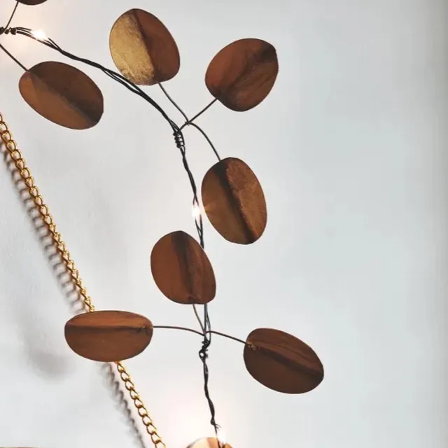 LsL Lichtslinger - Eucalyptus - voor binnen of buiten - Goud gekleurd - Handgemaakt - 20 warm witte LED lichtjes