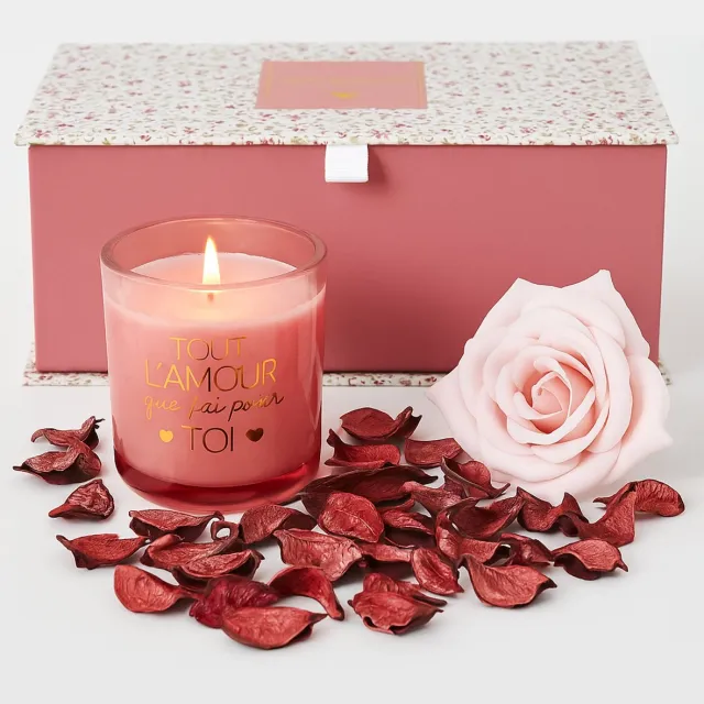 WDMT Luxe Geurkaars Cadeaubox – “Tout l'amour que j'ai pour toi” – Inclusief Amberkleurige Geurkaars & Decoratieve Roos met Natuurlijke Luchtverfrisser – Romantisch Geschenk voor Verjaardag, Moederdag of Jubileum – Roze