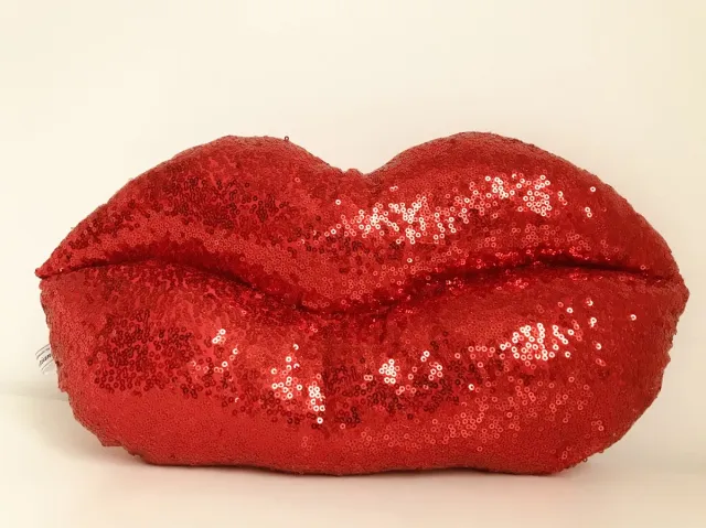 Gustiana Lip kussen - Satijn & Pailletten - Rood - Valentijnscadeau - Moederdag cadeau - Verjaardagscadeau