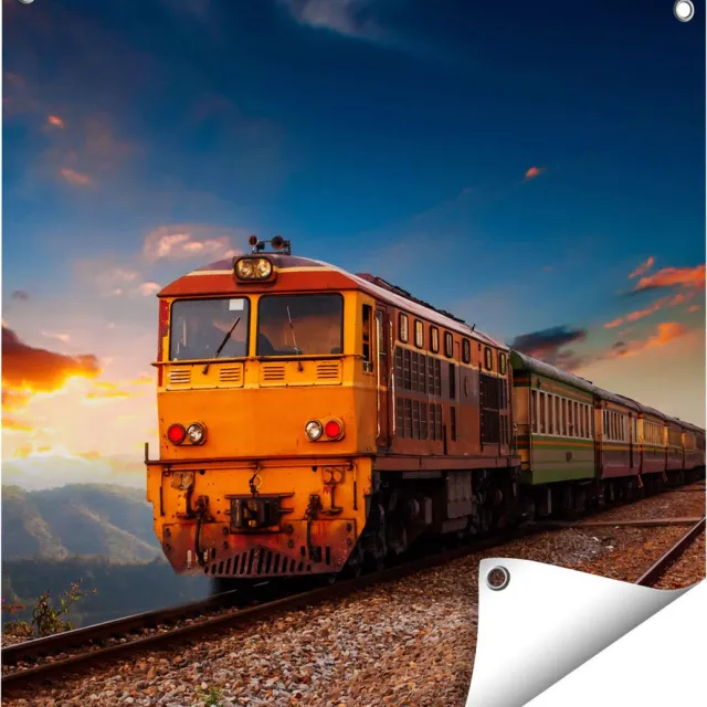 Gards Tuinposter Trein tussen de Bergen in Thailand - 60x60 cm - Tuindoek - Tuindecoratie - Wanddecoratie buiten - Tuinschilderij Multikleur