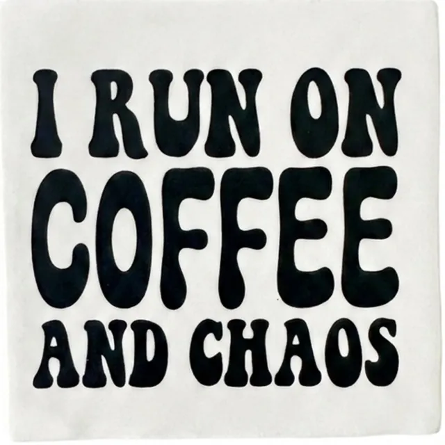Snoes Spreuktegel - I run on coffee and chaos - Wit Handgevormd Spaans Keramiek - 10x10 cm - Cadeau voor Koffieliefhebber - Inclusief Plakhaakje