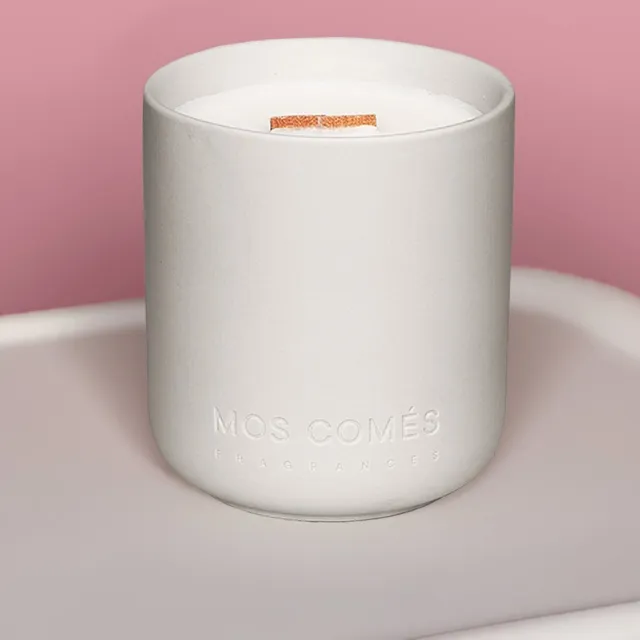 MOS COMÈS Soothing Tropical Sunrise MINIMALIST Geurkaars | Grote luxe geurkaars | Natuurlijk & duurzaam | Houten lont met knisper | Frangipani, Magnolia, Perzik, Sandelhout, Agarhout, Limoen, Yuzu, Tuberoos, Witte muskus Grijs