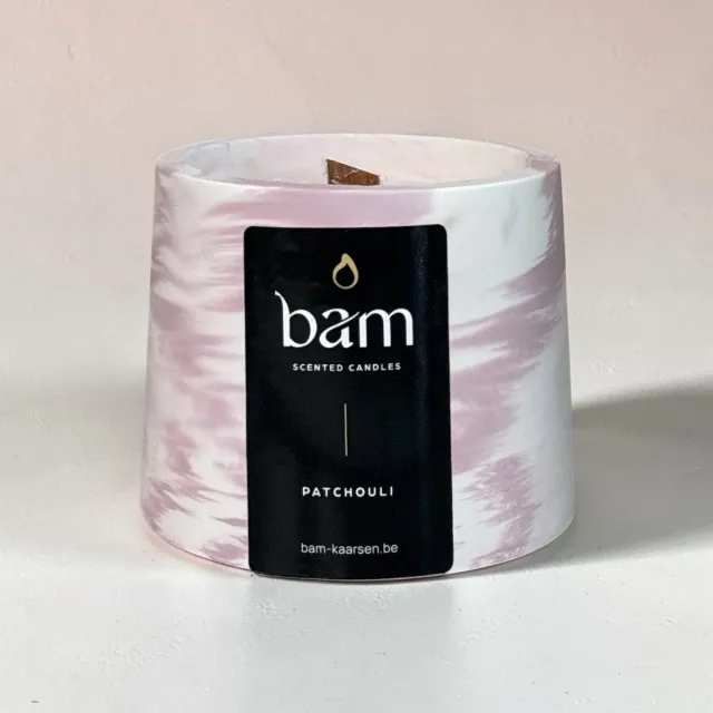 Bam Patchouli Geurkaars Cone Collection – Kegelvormige Designkaars – Houten Wiek – 30 Branduren – Vegan Geurkaars van Zonnebloemwas bordeaux gemarmerd