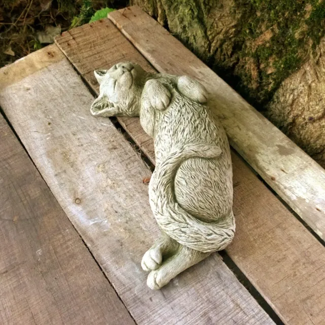 LO. Ornaments Betonnen tuinbeeld - slapende poes /kat grijs