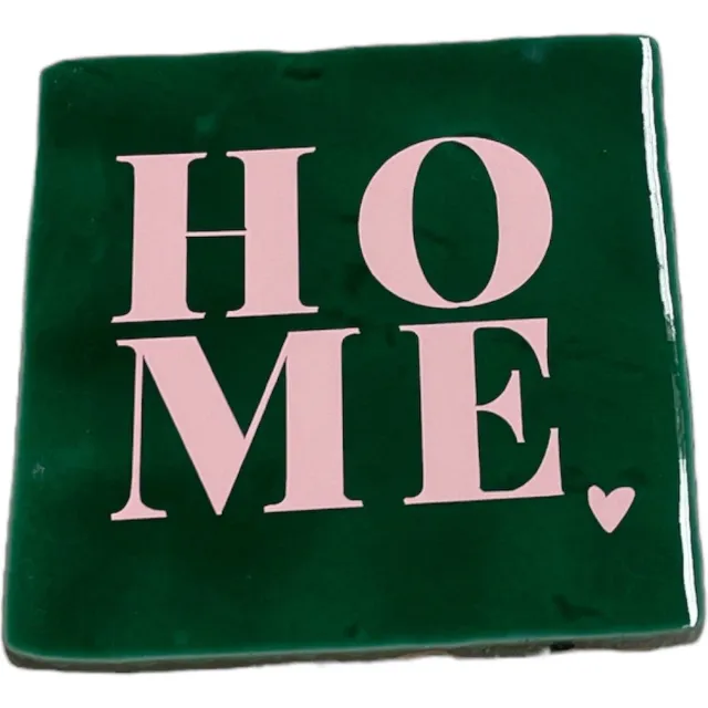 Bij ons onder de panne Hippe tegeltje met tekst: Home | Dennengroen met pastel roze | Gepersonaliseerde cadeau | Hippe Spreuktegel | Nieuwe woning cadeau | Housewarming cadeau