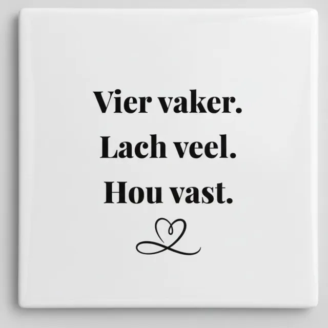 Nevolis Vier Vaker Lach Veel Hou Vast Tekst Tegel – Minimalistische Inspirerende Woondecoratie – Keramische Tegel 15 x 15 cm Multi Color