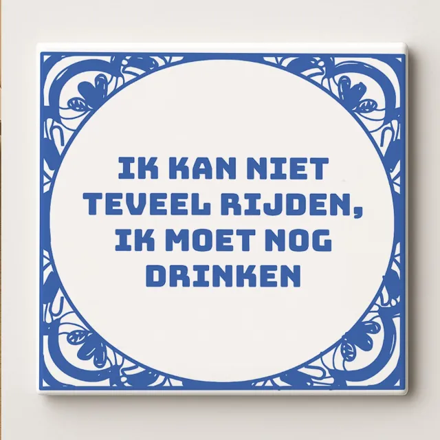 Nevolis Grappig Nederlands Tegeltje “Ik kan niet teveel rijden, ik moet nog drinken” – Blauw-Wit Keramisch Wandtegel 15x15cm – Humoristisch Bar of Keuken Decoratie Cadeau Multi Color