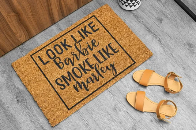 Laser Point Look Like Barbie, Smoke Like Marley | 90x60 cm | Trendy & Speels Deurmat | Grappig Cadeau | Stijlvolle Ingangsmat | Perfect voor Binnenkomst | Must-Have Home Decor | Cadeau voor vrienden Bruin | Zwart (Gravering 90x60)