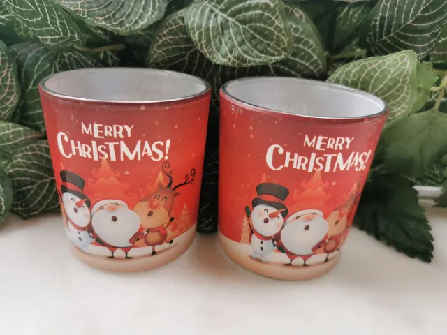 Aegis Set van 2 Geurkaarsen Merry Christmass met kerstfiguren Kaneel - 7cmx8cmH 22branduren rood