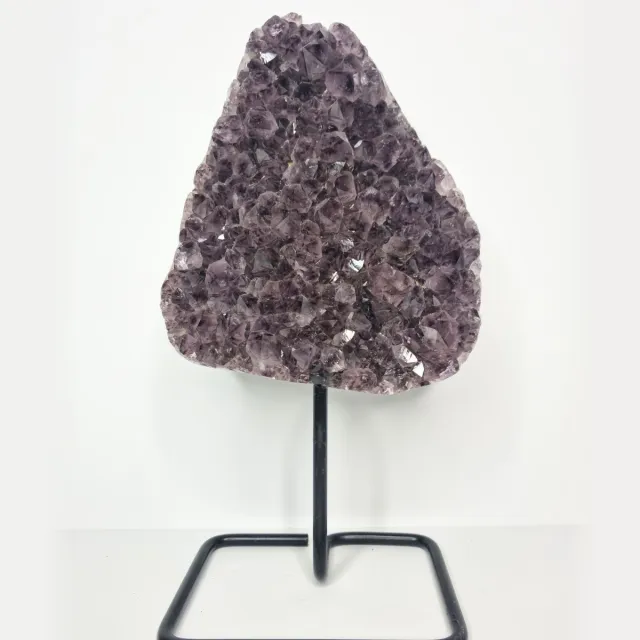ThaleiaDesign Amethist op standaard - Edelstenen en Mineralen - Kristallen - Spiritualiteit - Woondecoratie - statement - interieur - luxe - uniek paars, lila