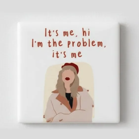 Nevolis “It’s Me, Hi, I’m the Problem” Keramische Tegel – Grappige Popcultuur Quote Wanddecoratie – 15 × 15 cm Multi Color