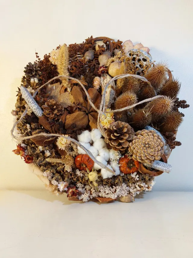 Juuls Gift Shop (merkloos) Geweldig schilderij of tafel schaal met div droogbloemen en zaadbollen 40cm diameter Naturel