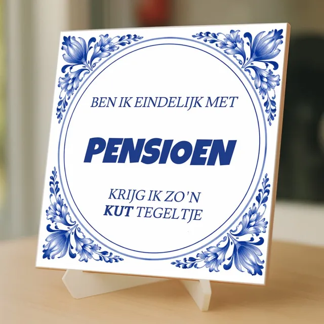 Kleurmedia Tegeltjes met tekst - Eindelijk met pensioen - k*T tegel - 15 x 15 cm– inclusief gratis transparante ezelhouder – Kleurmedia Wit