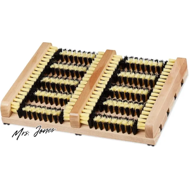 Mrs. Jones schoenenveger buiten slipvaste onderzijde robuuste PVC borstels voetmat houten plankjes natuur steen terras . multi-color