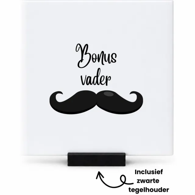 Hacebo Bonus vader met snor tegeltje met tegelhouder - Vader - Bonusvader - tegeltjes met tekst - Vaderdag cadeautje - Cadeau voor papa - Verjaardag - Geschenk - Cadeau - Gift - spreuktegels - 10.8x10.8 CM Wit