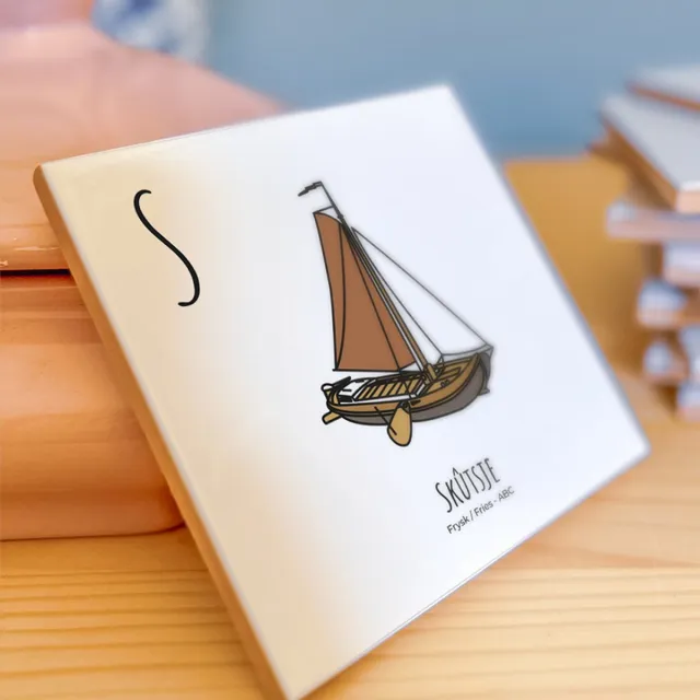 PosterPlaats Skûtsje - ABC tegeltje Fryslân-Friesland - Keramiek met Handgetekende Illustratie - Tegeltje met tekst - Wanddecoratie - Woondecoratie - Relatiegeschenk - Souvenir - 10,8 x 10,8 cm Blauw