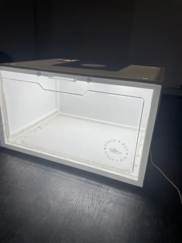 Stack a Box Wit - Schoenendoos - Schoenenbox - Sneaker organizer - Sneaker display - Organizer - Inclusief LED verlichting - Geluidsensoren - Voice control - Multifunctionele schoenenbox - Oplaadbaar