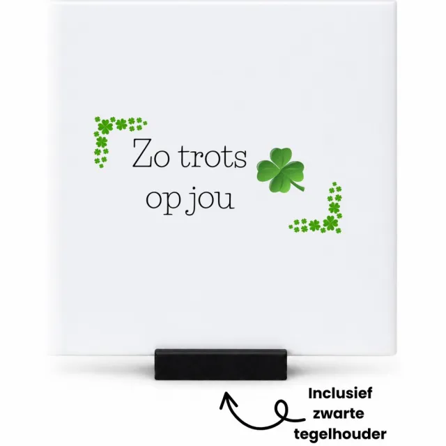 Hacebo Collega cadeau tegeltje met tegelhouder - Trots op jou cadeau - tegeltjes met tekst - Geluk cadeau - Collega kado - Collega afscheid - Klavertje vier cadeau - Collega cadeautjes verjaardag - spreuktegels - 10.8x10.8 CM Wit