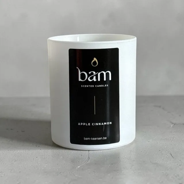 Bam Apple Cinnamon Geurkaars – Witte Kaars met Houten Wiek – 60 Branduren – Vegan Geurkaars van Zonnebloemwas – Handgemaakt in België