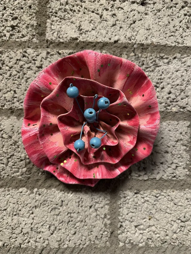 Impuls Metalen bloem wanddecoratie - Roze + blauw - Dia 18 cm - Voor binnen en buiten - Wanddecoratie - Woonaccessoires - Tuinaccessoires