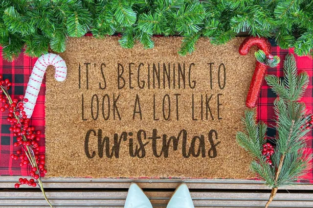 Laser Point Look A Lot Like Christmas | 60x40 cm | Nieuwe huis cadeau | Ingangsmat | Deurmat met stijl | Verhuizing cadeau | Praktisch & trendy | Perfect voor binnenkomst | Cadeau voor nieuwe woning Bruin | Zwart (Gravering 60x40)