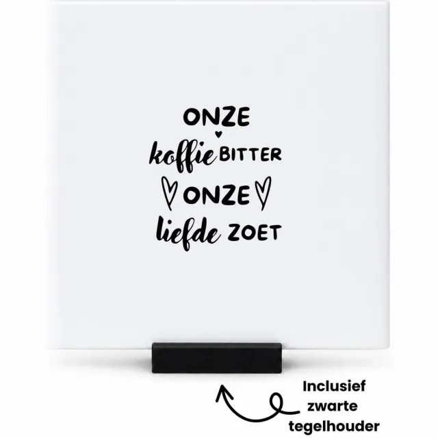 Hacebo Onze koffie bitter onze liefde zoet tegeltje met tegelhouder - Liefde - Relatie - tegeltjes met tekst - Cadeau - spreuktegels - 10.8x10.8 CM Wit